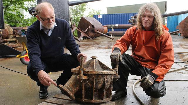 丹麥潛水員安德森（左）展示其打撈上來的U-78潛艇殘骸。