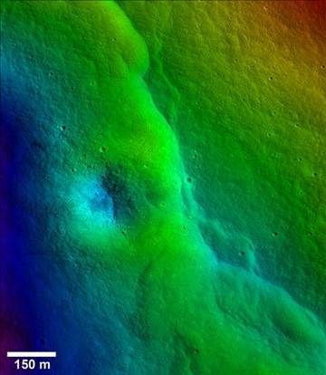 不只月球引力影響地球，科學家借由月球表面數(shù)千的裂縫推斷，地球引力似乎正對月球表面造成嚴重影響