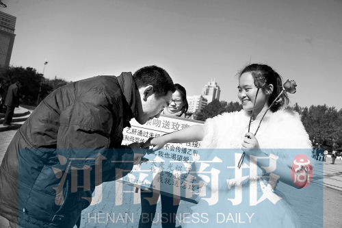 　一名男士上前，準(zhǔn)備親吻女孩的手