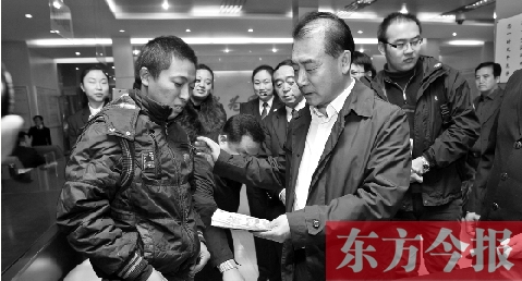 河南省高院院長(zhǎng)為務(wù)工者發(fā)欠薪 河南省高院院長(zhǎng)為務(wù)工者發(fā)欠薪