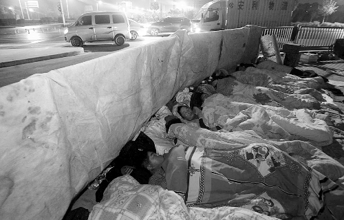 在寒冷的冬夜，為了能省點錢，方便接活，民工們?nèi)运跇蛳隆? complete=