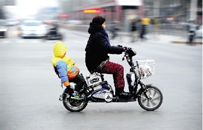 昨日下午，隴海西路桐柏路口，紅燈亮起的瞬間一輛電動(dòng)車闖過路口。