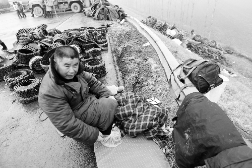 　出事司機的鞋找不到了，只好用塑料袋套著腳取暖