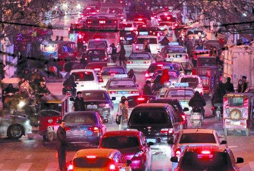 昨晚11點，二七廣場仍較擁堵。圖為東太康路在擁堵中。