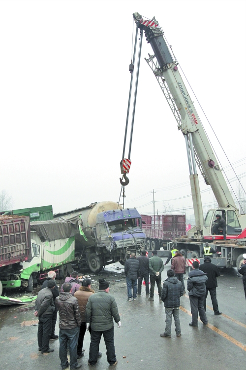 下坡濕滑 107國道新鄭盧家橋不下20輛車發(fā)生碰撞 下坡濕滑 107國道新鄭盧家橋不下20輛車發(fā)生碰撞