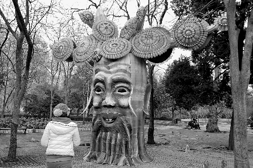 2月5日，游人在鄭州市人民公園內(nèi)欣賞一個由廢舊塑料瓶做裝飾的造型花燈。記者 王 錚 攝