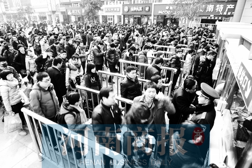 節(jié)后，鄭州火車站迎來旅客返程高峰