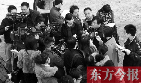 經(jīng)適房“下課”，公租房的申請、租金等備受關(guān)注，圖為鄭州市房管局規(guī)劃和住房保障處處長馮榮智被媒體記者“