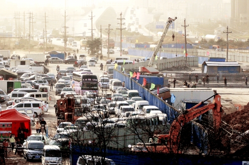 昨日上午，京廣路與南三環(huán)交叉口附近堵成了一鍋粥