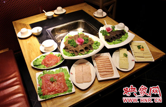 巴奴毛肚火鍋主打的就是半份的菜品。例如這個巴奴毛肚，整份的是42元，而半份只要21元，既便宜又實惠。