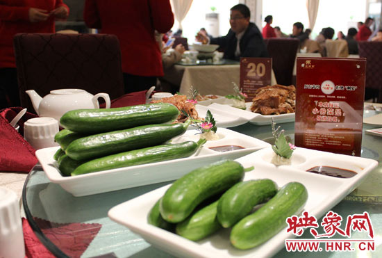 3月22日，阿五美食英協(xié)路店的服務(wù)員為我們展示大份菜品和小份菜品