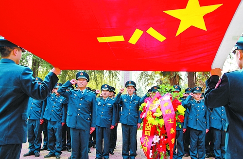 　　“我宣誓:保衛(wèi)祖國藍天不受侵犯!”4月3日,濟空某部的官兵來到內(nèi)鄉(xiāng)縣烈士陵園掃墓,通過敬獻花籃、