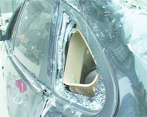 爆炸導(dǎo)致部分窗玻璃碎裂掉落,殃及樓下停放的轎車。