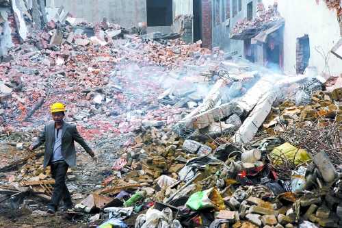 一座清朝老宅被一把火燒成了灰燼。透過(guò)青煙，才能看到它曾存在過(guò)的痕跡