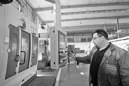 　　▲5月7日，來自德國的專家正在中原內(nèi)配股份有限公司的生產(chǎn)線上調(diào)試設備。