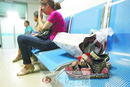 7歲男孩去廁所被“精神病”大男孩捅十多刀,孩子父母和孩子姥姥在手術(shù)室前痛哭。孩子的涼鞋上全是血跡。