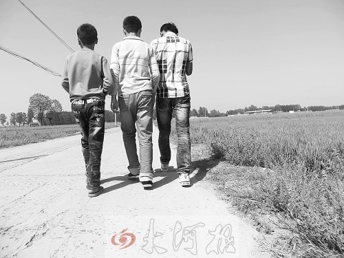 親眼目睹小伙伴在自己面前慘遭橫禍,三個(gè)孩子變得異常沉默。