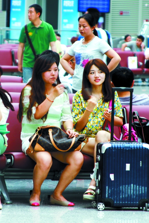 實在太熱，有個美女拿身份證當扇子用