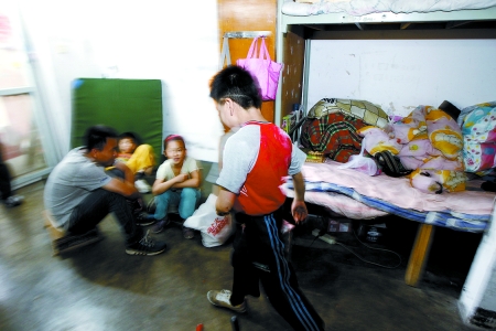 孩子們住在這里，沒有上學(xué)，大部分時間是練功，出去表演