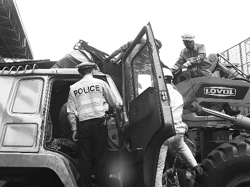 　　調(diào)來鏟車，幫忙救人。