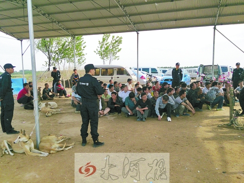 民警突襲賭場(chǎng)，64名涉案人員全部落網(wǎng)。