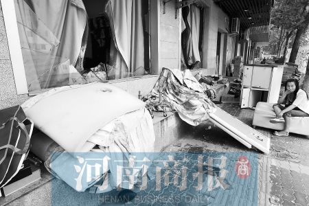 　多間臨街商鋪夜間被砸，店里的沙發(fā)、貨品等被搬到了戶外  侯建勛/攝