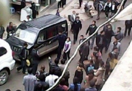 13歲女孩水潑鄉(xiāng)干部被銬 書(shū)記:不知其未成年 13歲女孩水潑鄉(xiāng)干部被銬 書(shū)記:不知其未成年