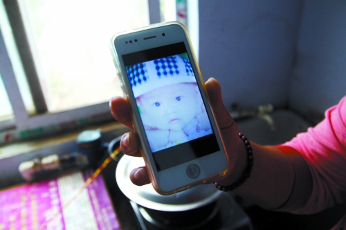 兒子過去的照片，她一直存在手機(jī)里