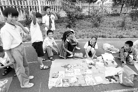 小學生當地攤老板，擺起攤來也很專業(yè)