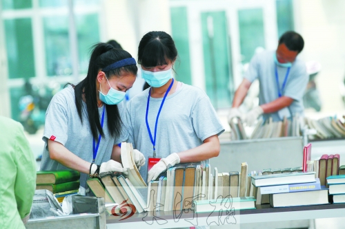 工作人員正在忙著整理書籍,逐一登記、歸類。