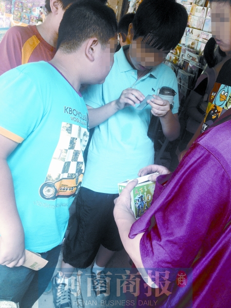 小賣鋪內(nèi)，孩子們圍在一起查看“中獎”情況