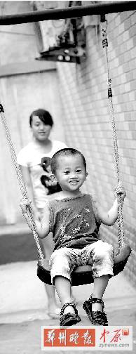 張麗梅說(shuō)，兒子的每張笑臉，都會(huì)讓自己看到希望。