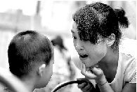 　張麗梅的發(fā)音吐字并不清晰。但她每次教兒子練習(xí)，都力求做到“聲情并茂”。