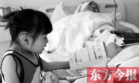　昨天上午，鄭州市骨科醫(yī)院病房內(nèi)，李剛躺在病床上，女兒嘟嘟在安靜地看書