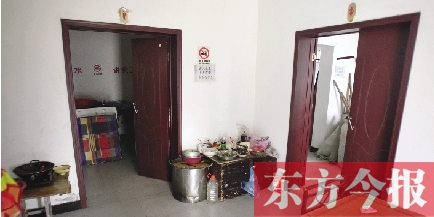 男廁洗漱池前，堆放著大量家電、家具等生活用品