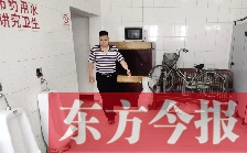 男廁中擺放的電視機、柜子、自行車等物品