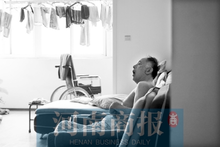 金老先生因偏癱生活不能自理，鄰居說，平時(shí)經(jīng)?？吹阶o(hù)工和老人的弟弟前來照顧 實(shí)習(xí)生 唐韜/攝