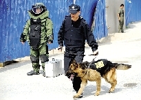 排爆專家、警犬在現場待命。