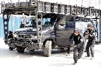 特警的突擊車到達現場。