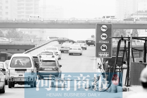 紫荊山立交橋上橋口，已經(jīng)有非綠標(biāo)車(chē)禁止通行的標(biāo)志 王春勝/攝