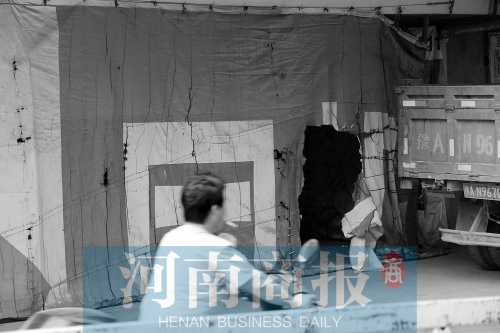 女尸就是在圍擋里面被發(fā)現(xiàn)的 女尸就是在圍擋里面被發(fā)現(xiàn)的