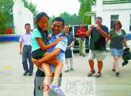 黨心松一行人剛下車，楊衛(wèi)軍就一把抱起了她，流露出幸福的笑容，不遠處史蒂夫拍照銘記這一刻。