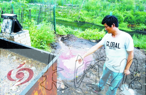 煉油點(diǎn)將骯臟、臭氣熏人的廢水直接排入溝渠。