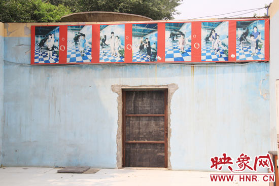 在鄭州市動物園內(nèi)的海獅館內(nèi)，隨處可見游客與動物合影的宣傳畫。