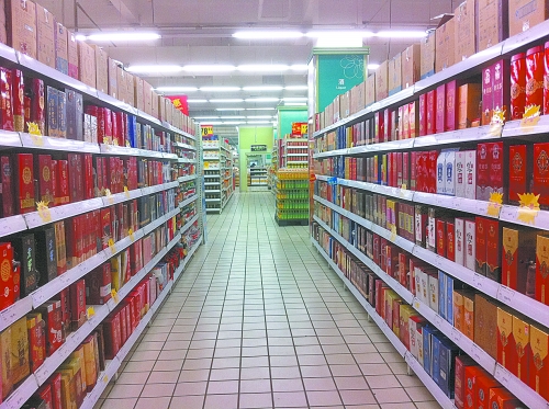 商場里賣的酒，銷售人員稱都是純糧酒，而專家稱，中、低檔酒用酒精和各種添加劑勾兌的情況并不鮮見。