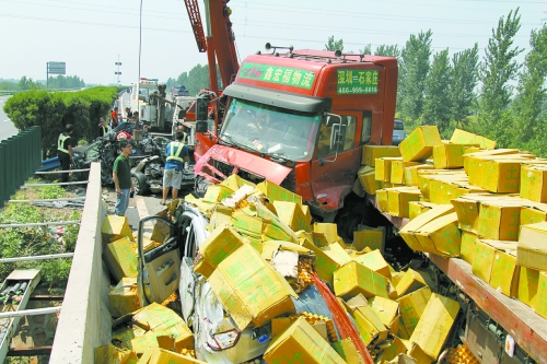 大貨車旁邊的海馬轎車被雞蛋砸中，車上兩人逃脫及時，僅受輕傷。