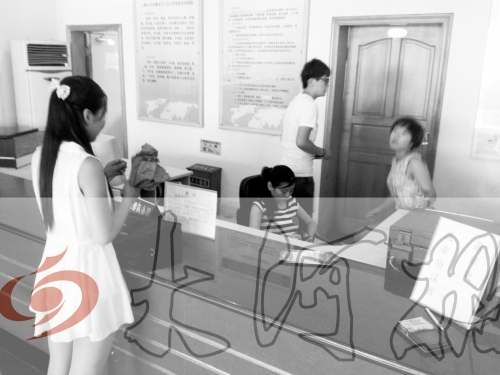 鄭州市人才交流服務中心二樓大廳，剛畢業(yè)大學生咨詢政策，工作人員卻在若無其事地玩手機。