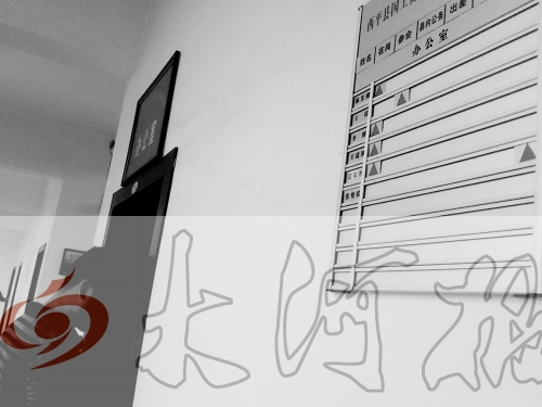 　7月4日上午，西平縣國土局辦公室門口在崗牌子高高掛，但里面空無一人。