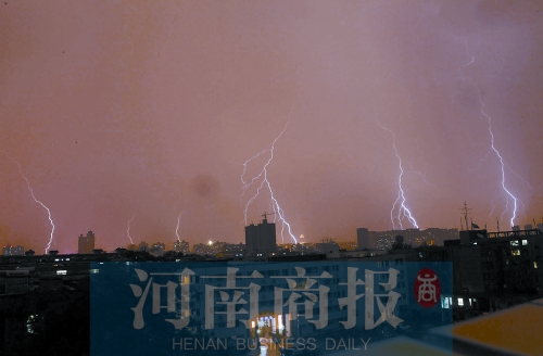 昨天21:30左右，雷電頻頻“光顧”鄭州市區(qū)