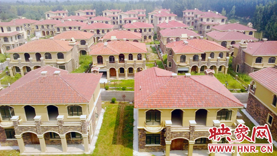 這里的別墅共計(jì)30多棟，有兩層的，也有三層的，主體、裝修都已經(jīng)完工